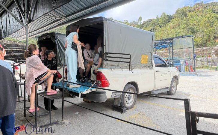 キャメロンハイランドフローラパーク(Cameron Highlands Flora Park)行きの車に乗り込む人々