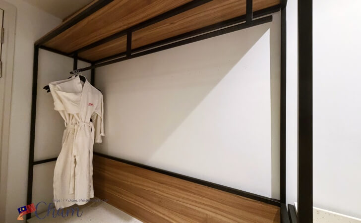 M Social Resort Penangの客室にある衣類をかけるスペース