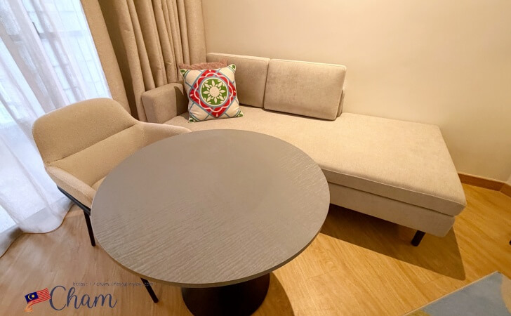 M Social Resort Penangの客室にあるソファとテーブル