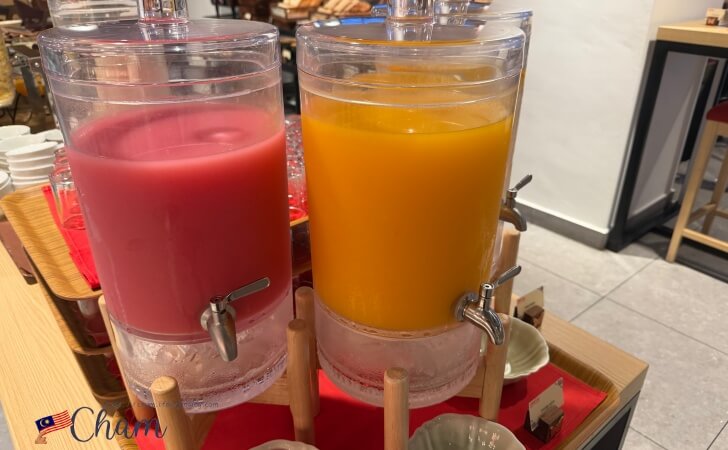 M Social Resort Penangの朝食で提供されるフルーツジュース