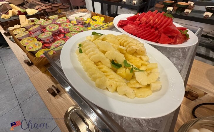 M Social Resort Penangの朝食で提供されるフルーツ