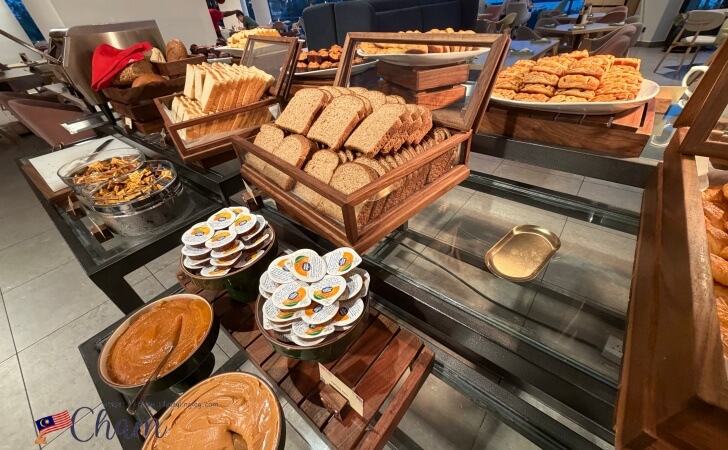 M Social Resort Penangの朝食で提供されるパン