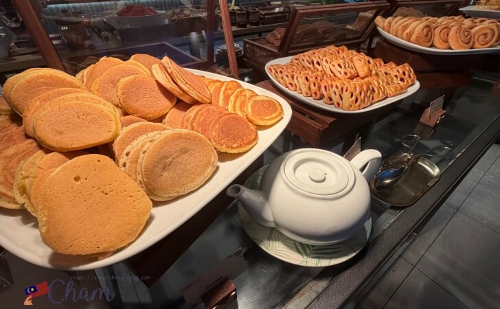 M Social Resort Penangの朝食で提供されるパンケーキとペイストリー