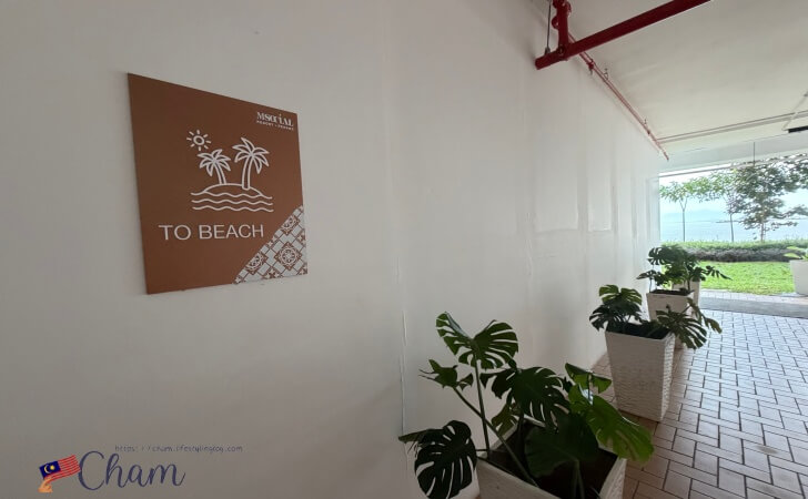 M Social Resort Penangにある公共ビーチへの通路