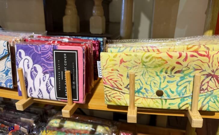 Rerotanで販売されているパスポートカバーとポーチ