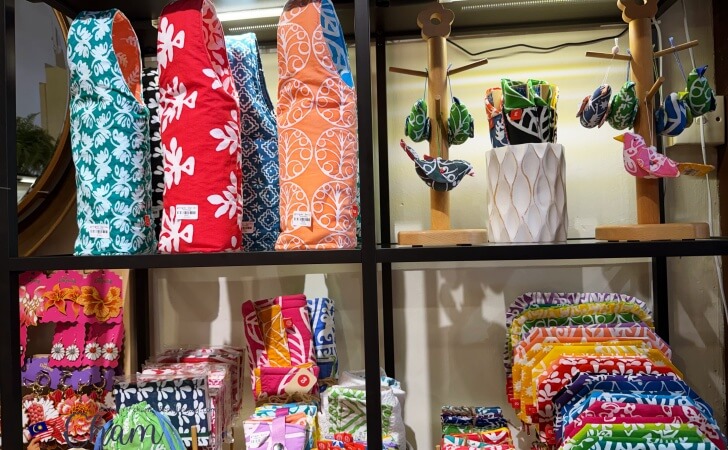 Rerotanで販売されているボトルホルダーやポーチなどのバティック雑貨