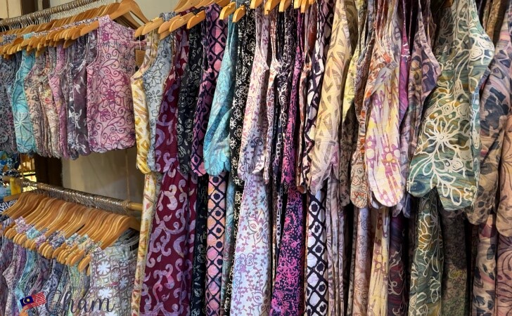 Rerotanで販売されている女性向けのバティック衣類