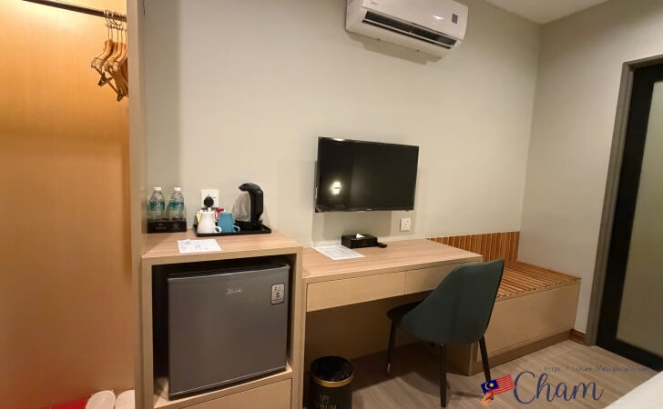 Forum Hotel（フォーラムホテル）のデスクや冷蔵庫