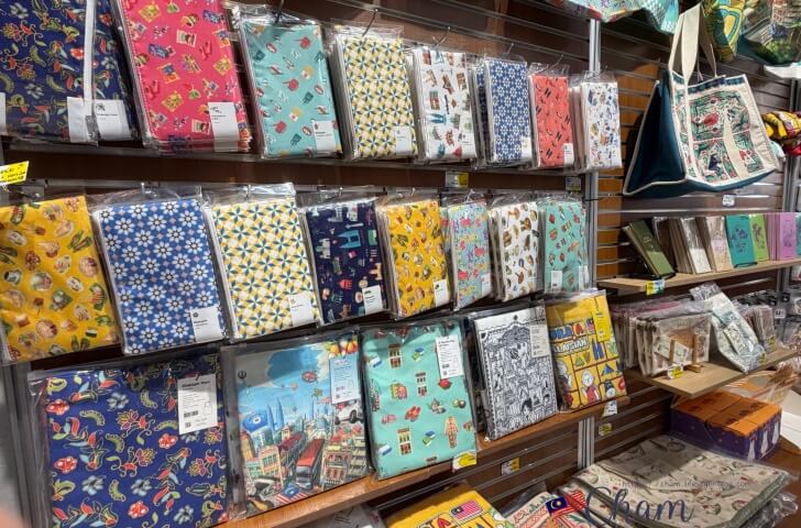 Loka Made @ Armenian Streetの店内で販売されている雑貨