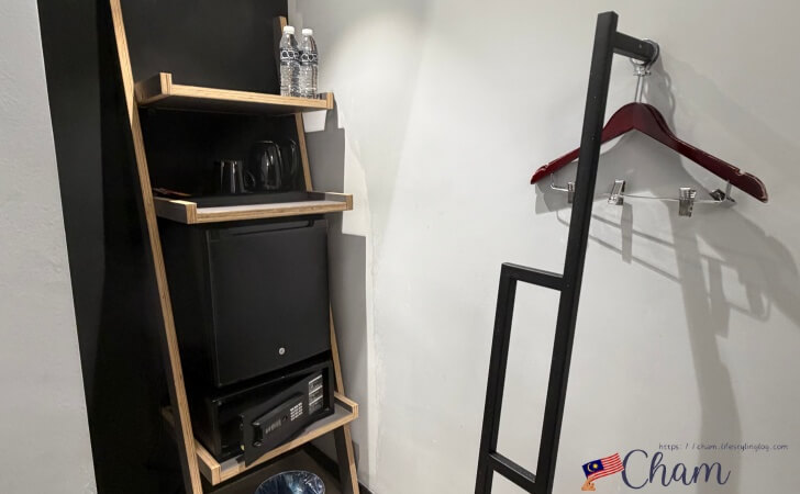 Loop On Leith George Town Penangの客室にあるセーフボックスや水