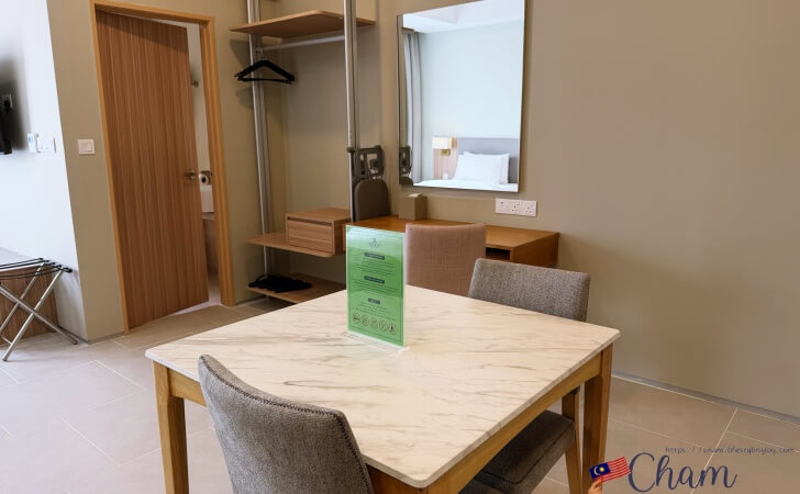 Zenith Suites Cameronの客室にあるテーブル