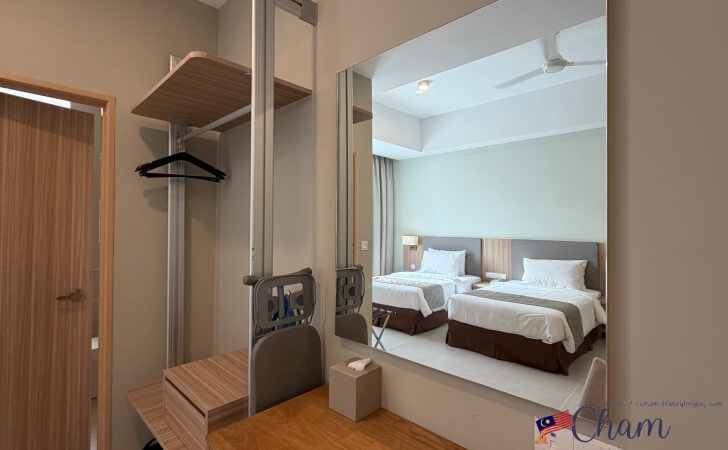 Zenith Suites Cameronの客室にあるドレッサー