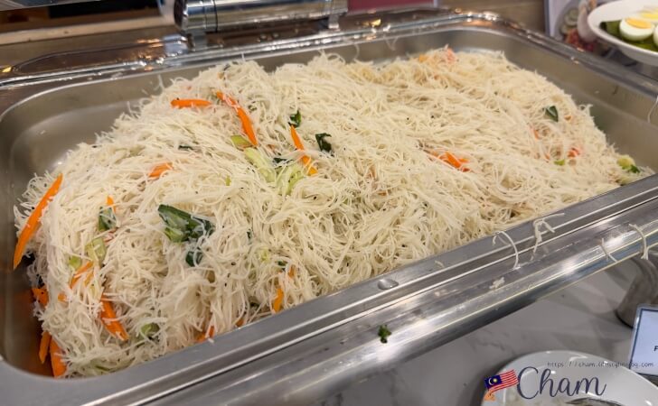 Zenith Suites Cameronの朝食のビーフン