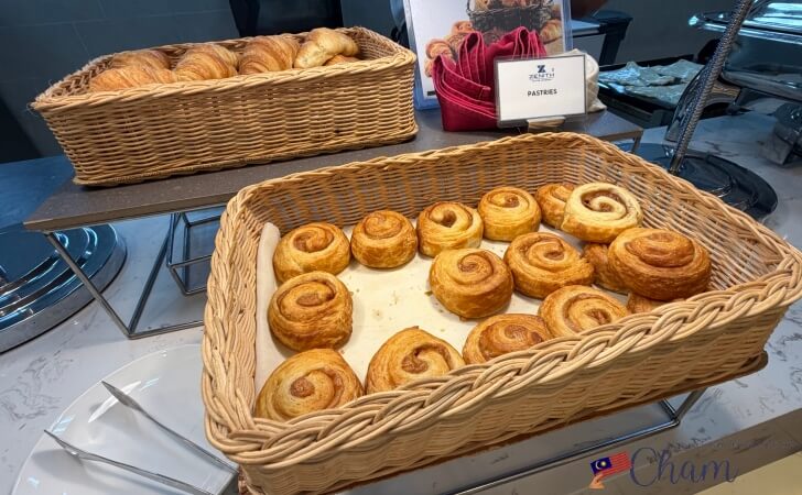 Zenith Suites Cameronの朝食のペイストリー