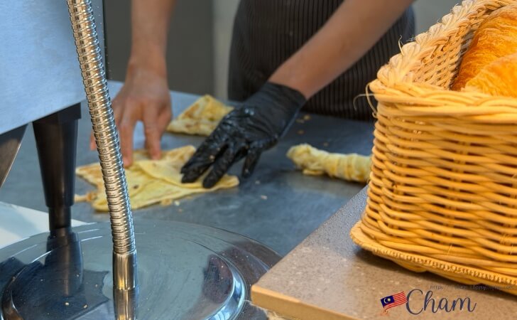 Zenith Suites Cameronの朝食で作っているロティチャナイ