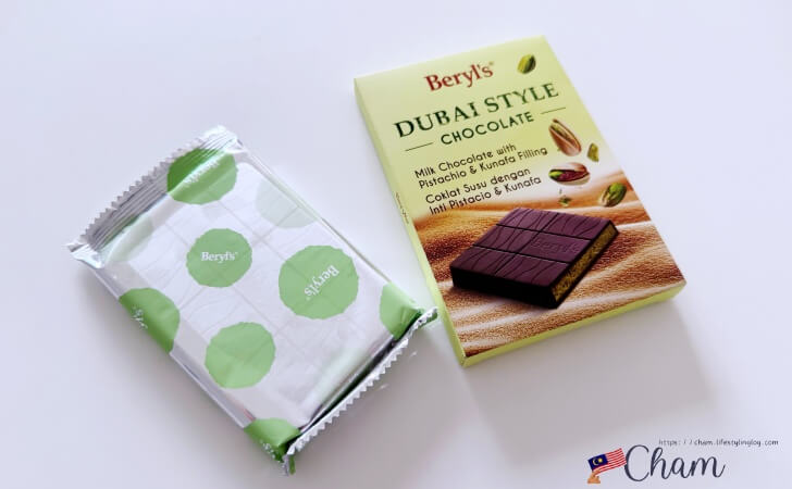 ベリーズのドバイスタイルチョコレートを箱から取り出したところ