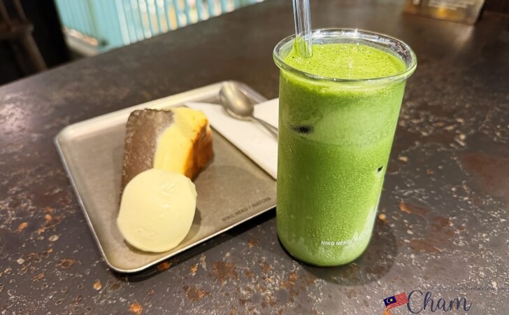 The Campus（ザ・キャンパス）のNiko Neko Matcha 4.0で注文した抹茶ドリンクとケーキ