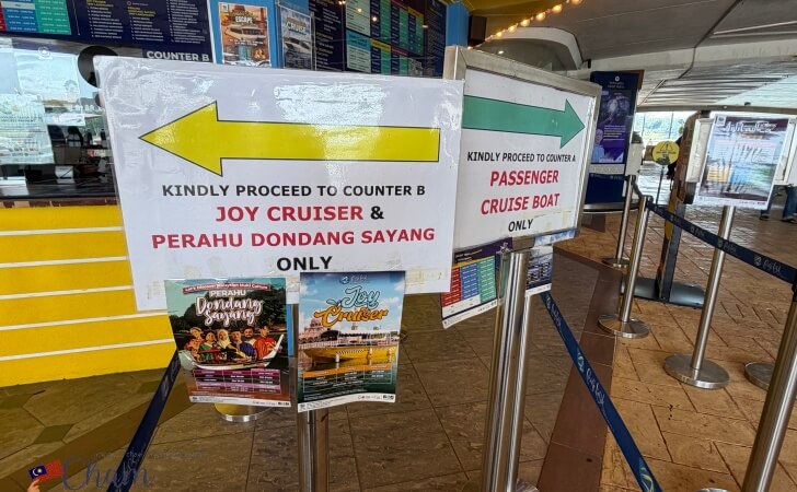 Cruise Tasik Putrajayaのチケットカウンターの船別売り場の表示