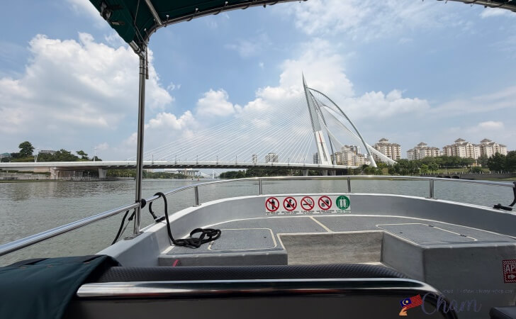 プトラジャヤ湖のクルーズから見える橋(Seri Wawasan Bridge)