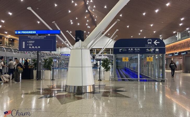 クアラルンプール国際空港ターミナル1サテライトビルのエアロトレイン乗り場