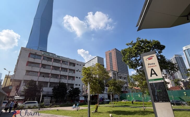 MRTのPasar Seni駅のA出口から見える風景