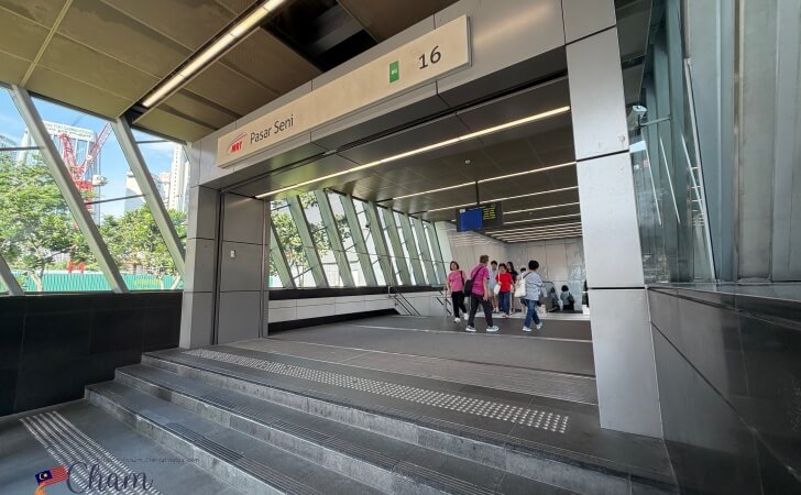MRTのPasar Seni駅のA出口
