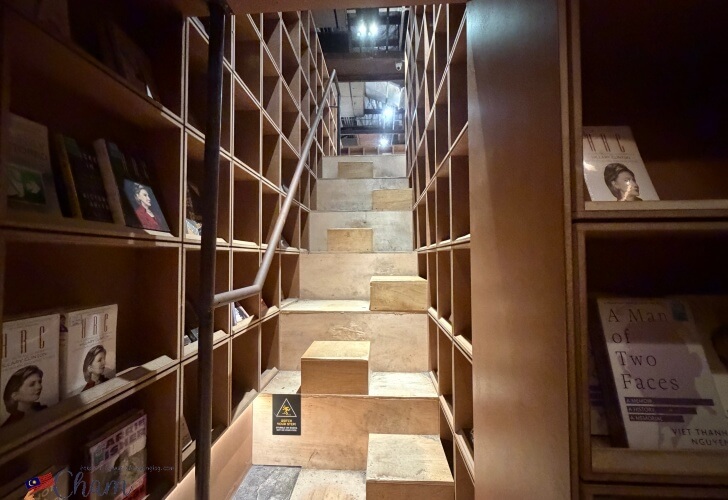 REXKLにあるBookXcessの階段