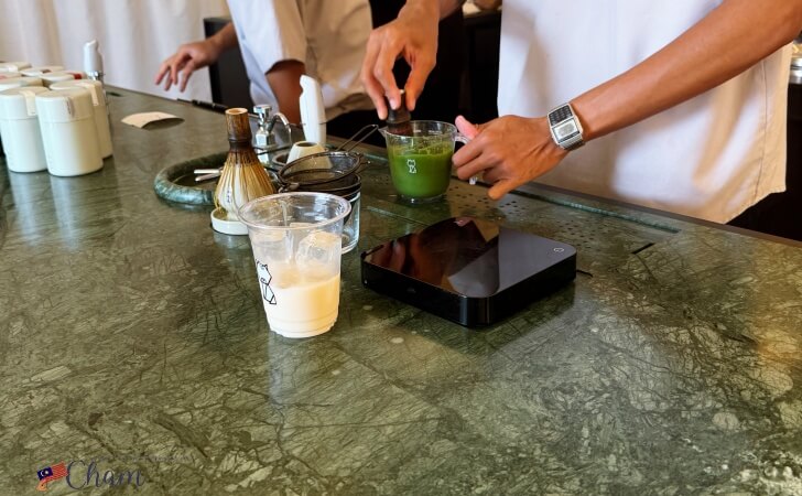Niko Neko Matchaで抹茶を立てているところ