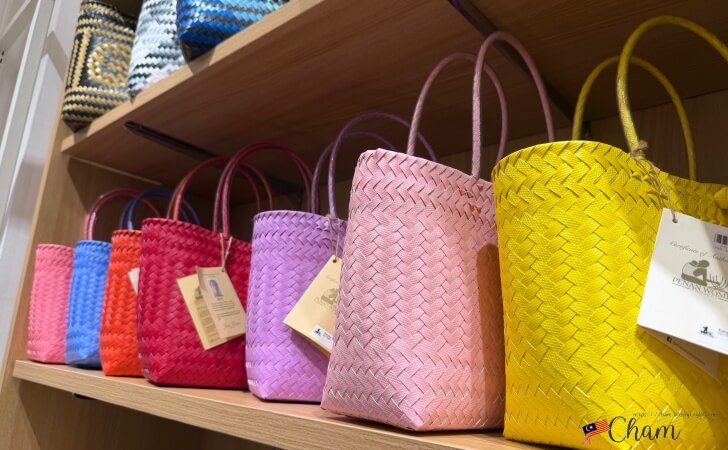 旧中央郵便局で販売されているかごバッグ