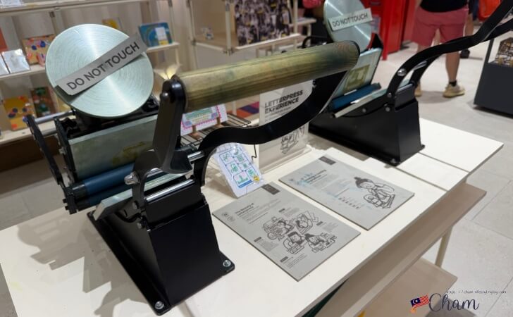 旧中央郵便局にあるレタープレス体験コーナー