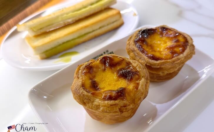 旧中央郵便局のオリエンタルコピで注文したエッグタルトとカヤバタートースト