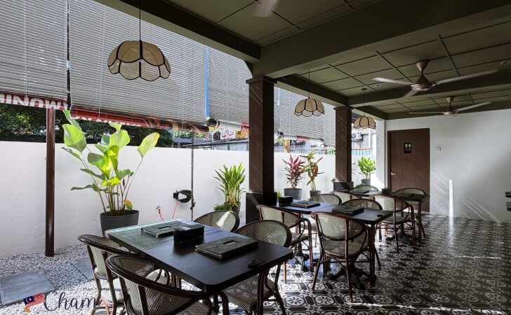 Kaw Kaw MalayaのJalan Kamuning店の外のテーブル席