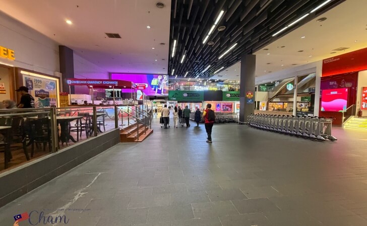 klia2の国際線到着ホールから見える風景