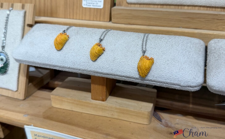 KIWEで販売されているWEEZのカリーパフのネックレス
