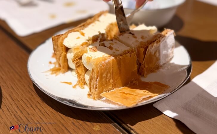 パークラウンジのミルフィーユをカットしているところ