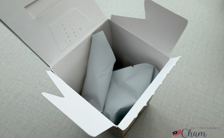 Christy NgのDispensary Blind Box Charmを開封しているところ