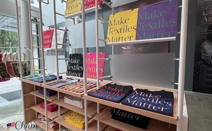 Merdeka Textile Museum Shop（ムルデカ テキスタイル ミュージアム ショップ）で販売されているMake Textiles Matterデザインのバッグ