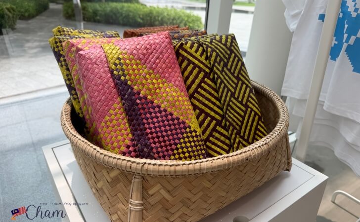 Merdeka Textile Museum Shop（ムルデカ テキスタイル ミュージアム ショップ）されているポーチ