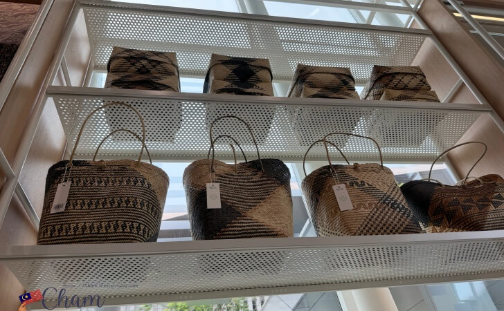 Merdeka Textile Museum Shop（ムルデカ テキスタイル ミュージアム ショップ）で販売されているかごバッグ