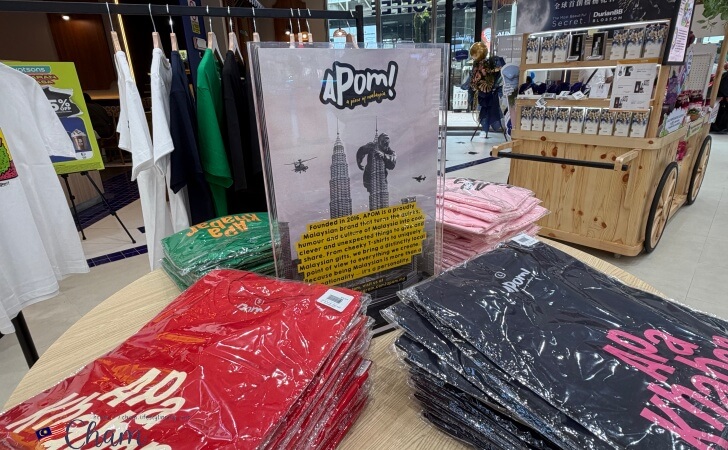 Watsons Plus（ワトソンズ プラス）で販売されているAPOM！のTシャツ