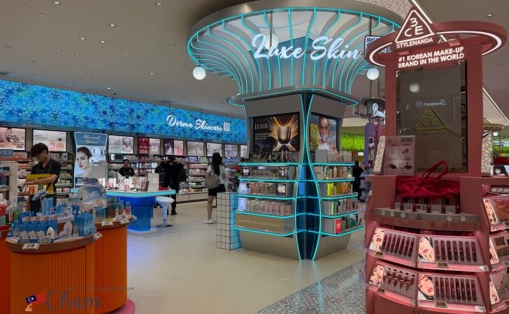 Watsons Plus（ワトソンズ プラス）の店内